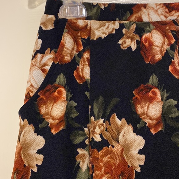 Le Ali’s Pleated Skirt - Picture 2 of 6